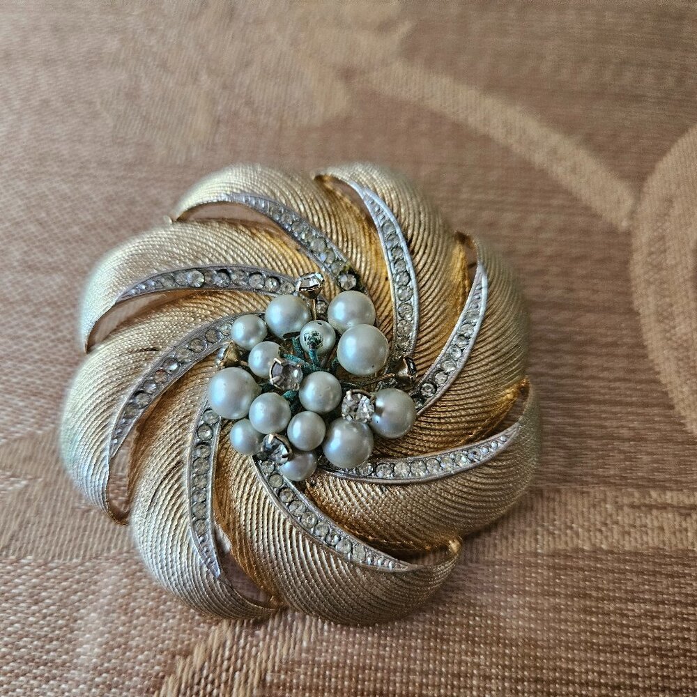 Vintage Faux Pearl and Rhinestone Gold Tone Pin